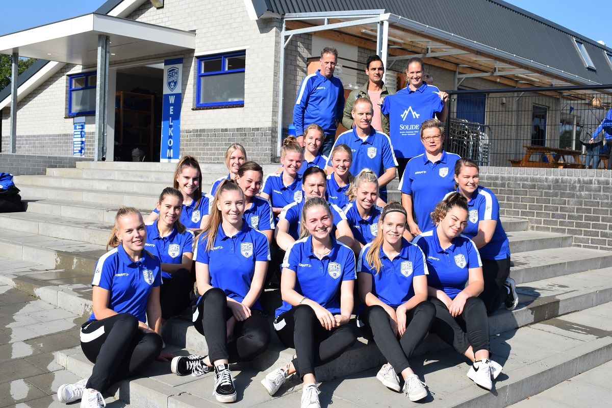 Dames van SEH hebben nieuwe polo's gekregen