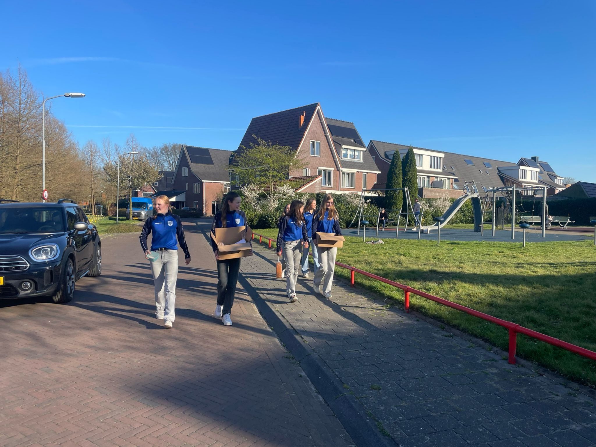 SEH met jeugdleden langs de deuren voor koekactie